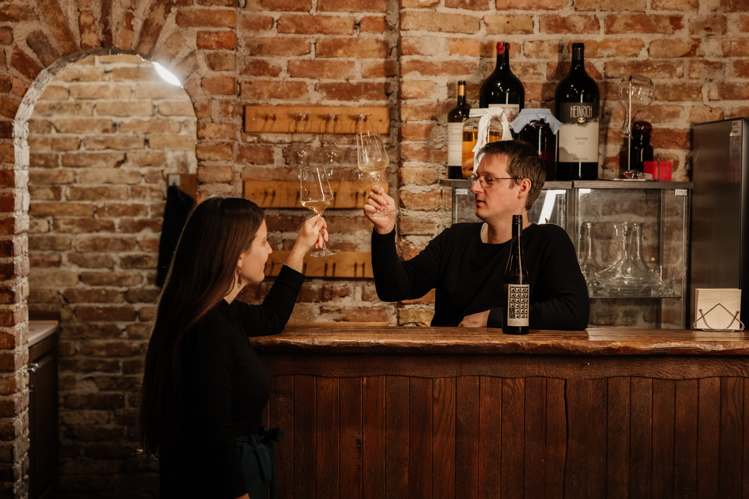 Wein wird an der Bartheke angeboten